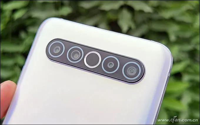 魅族 17的后置镜头模块采用了少见的横向设计,四颗摄像头和环状闪光灯