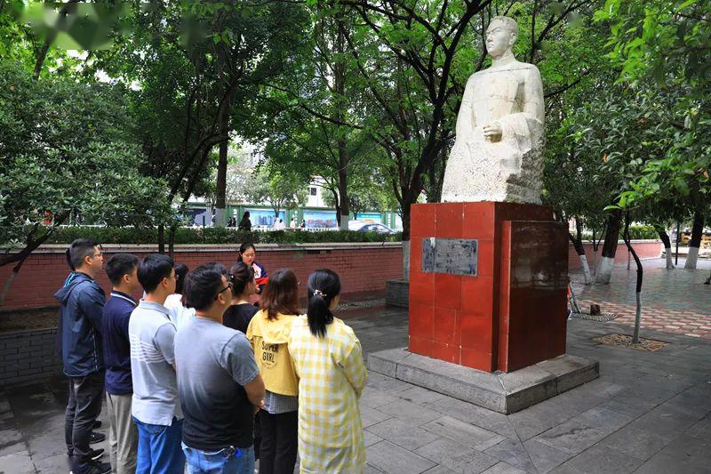 10点,在绿树成荫,环境优美的河滨公园里,革命烈士周逸群雕像屹立其中