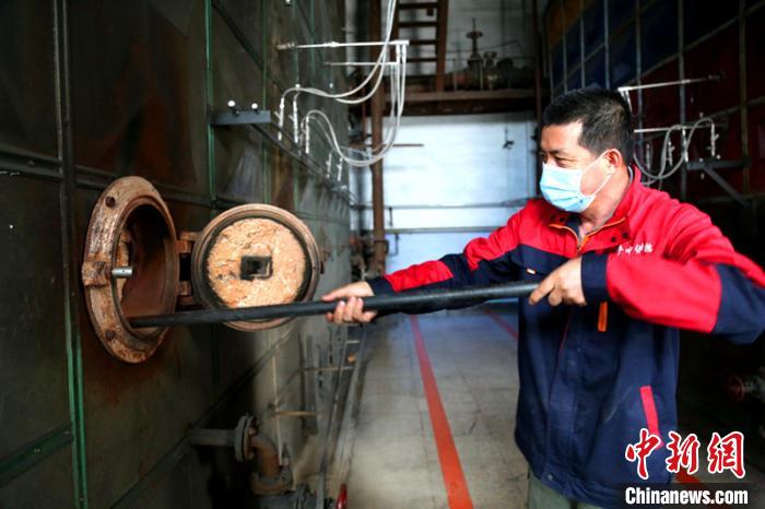 司炉工人在查看供暖锅炉燃烧情况. 冯宏伟 摄