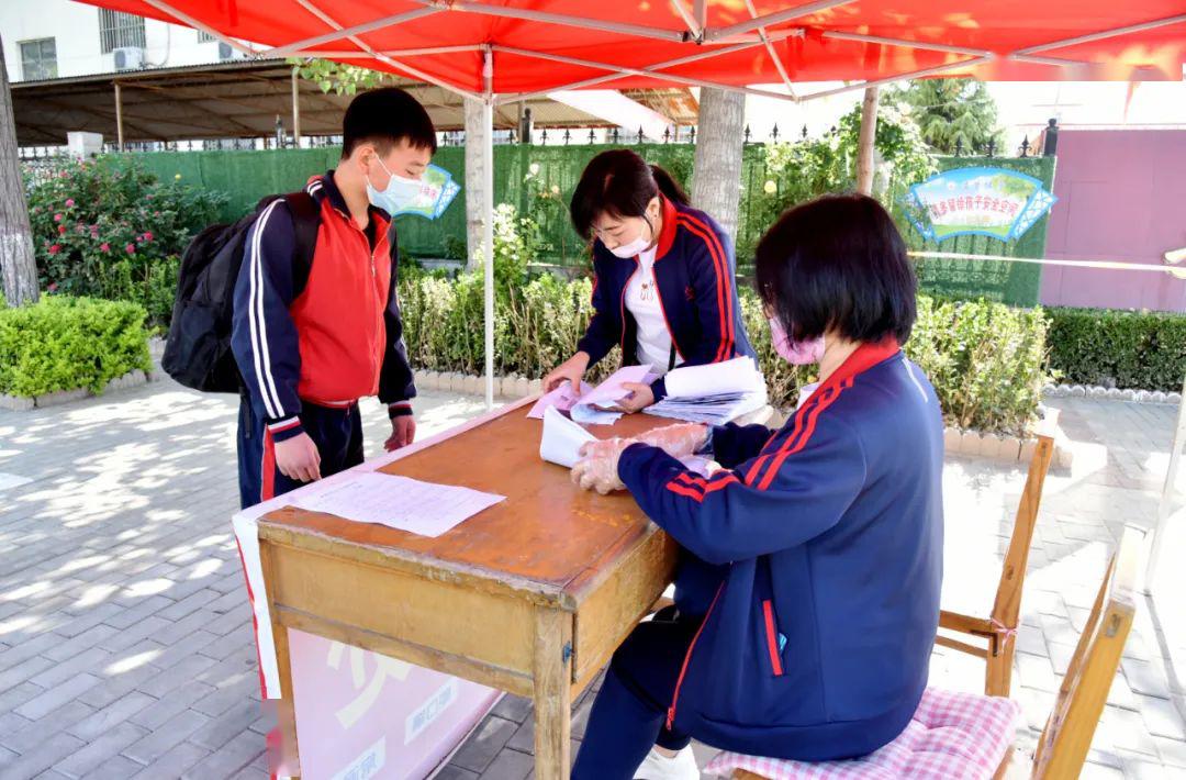 城鎮初中學生有序進入校園圖為聞喜縣郭家莊中學對學生進行體溫檢測