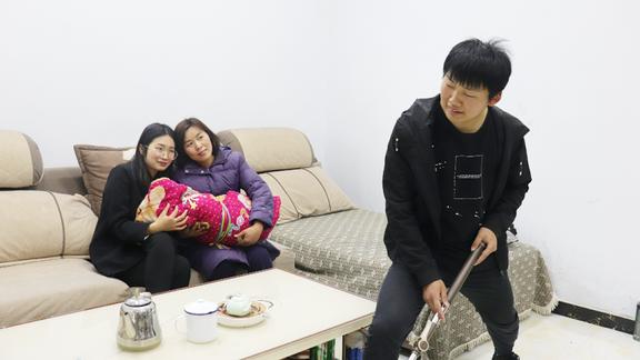 儿子和儿媳离婚婆婆却让亲儿子净身出户不久后儿子回来了