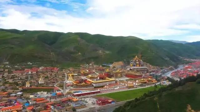 觉囊派教法核心是"大中观他空见",以金刚密乘无上瑜伽"时轮金刚"修法