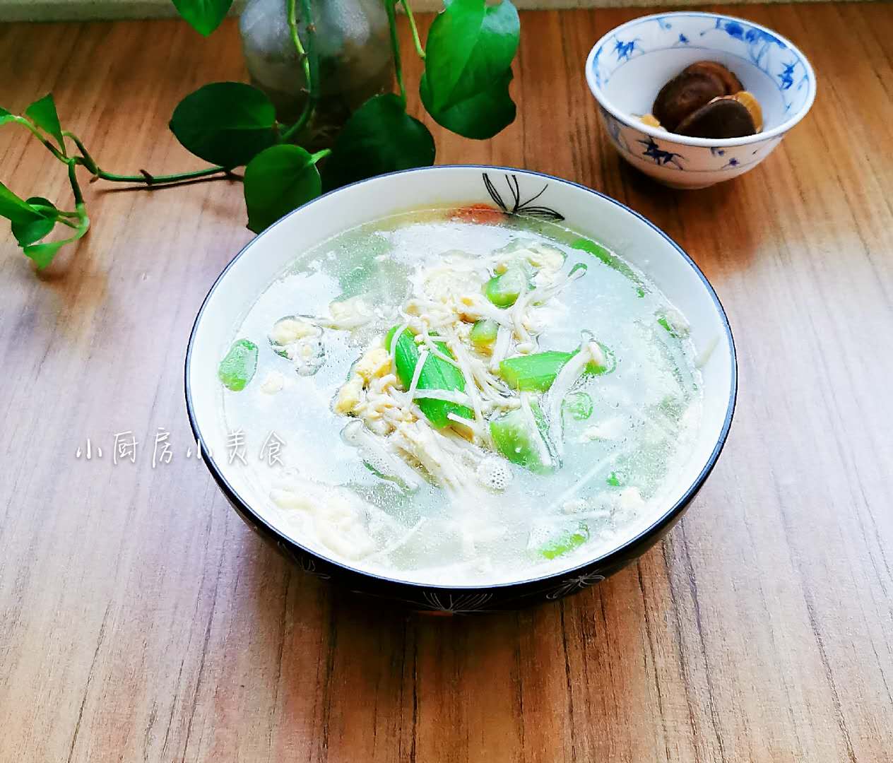 絲瓜蛋湯裡多放一食材,不僅營養還能提鮮,不放味精,湯天然鮮美_金針菇