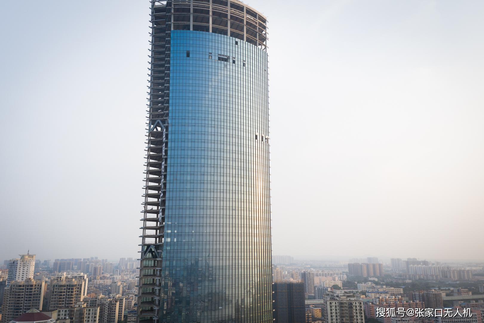 无人机拍摄海口的城市建设,自贸大楼在288米