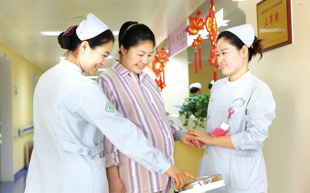 十九病区的护士们正在交接班,曹丹凤护士长给护士们交代工作注意事项