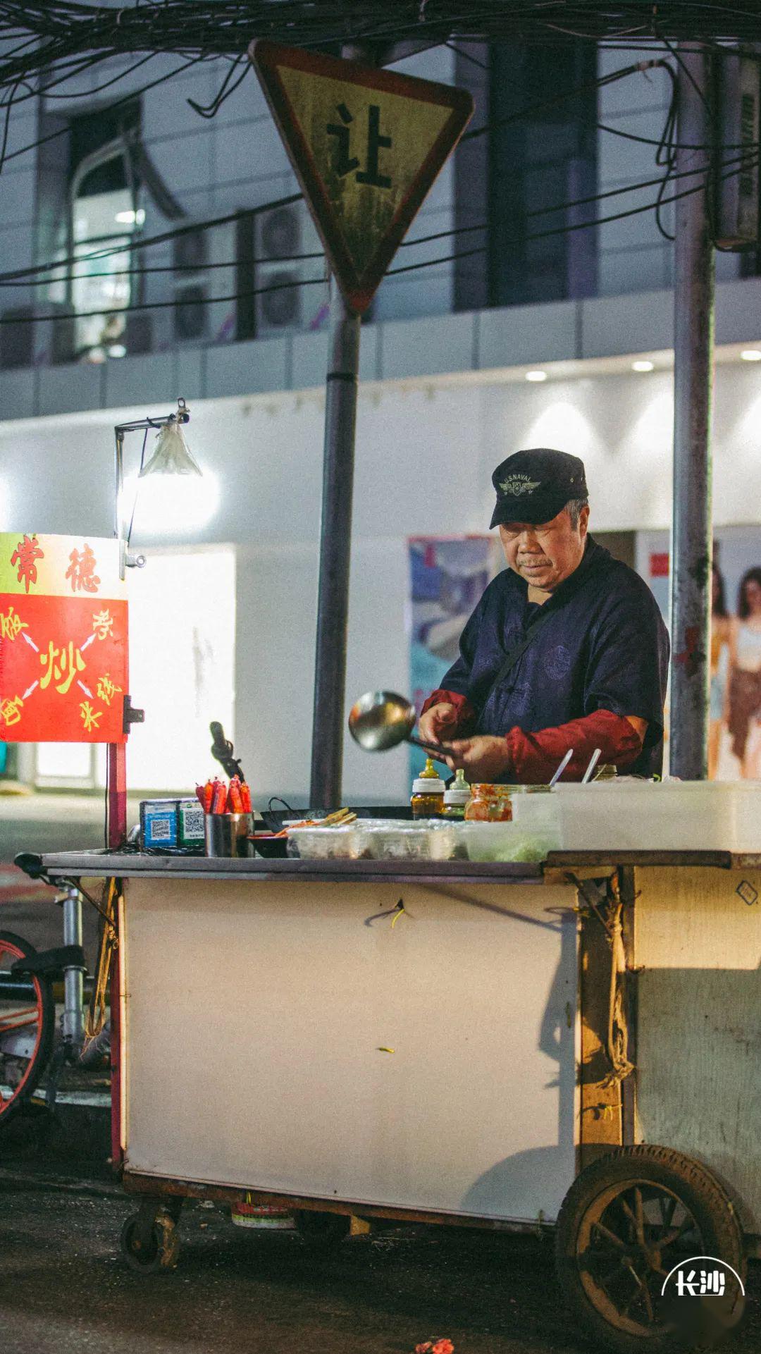 长沙最美劳动者纪实:摆摊商贩高温下的坚守.