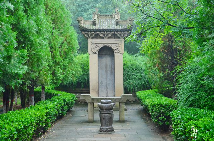 山西晋城有一处皇帝师墓这里环境清幽最吸引人的却是石刻像