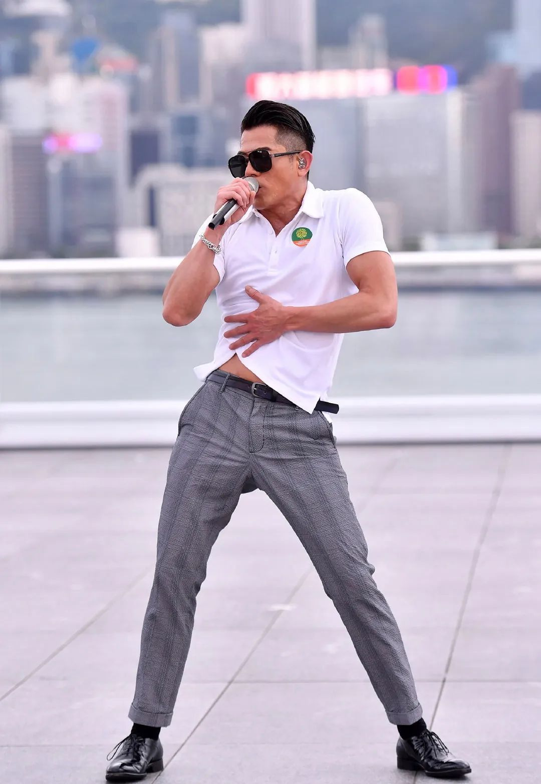 55岁郭富城35高温唱跳一身白t助力慈善3岁女儿亮相太像爸爸