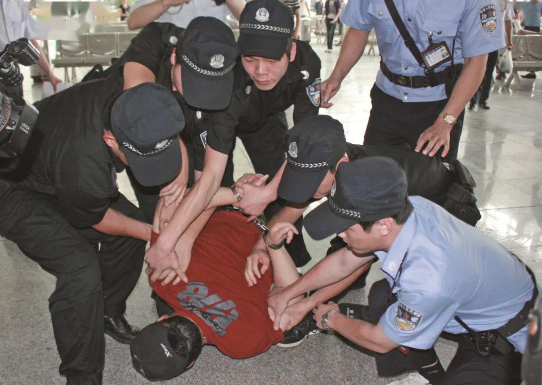 案发后,温岭市公安局立即启动两抢案件侦破机制,结合案发地段以及作案