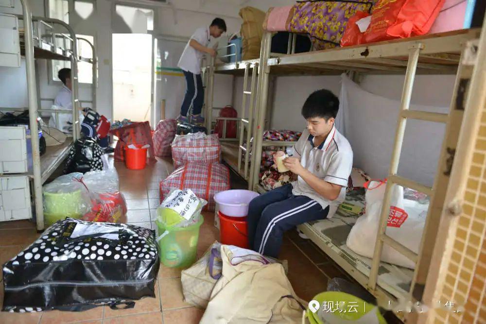 侨中学生整理宿舍,每个宿舍都配有酒精消毒凝胶.