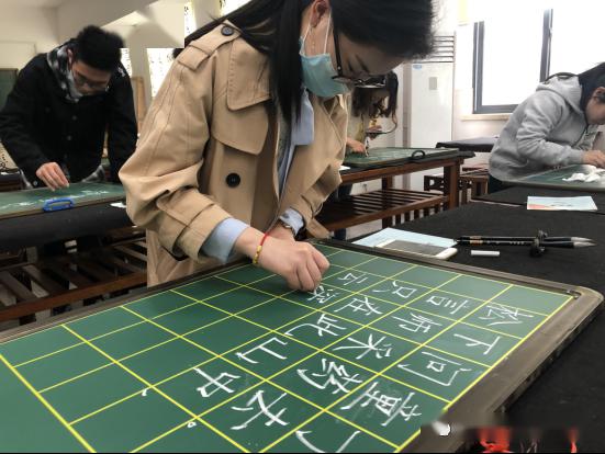 【校园快讯】三尺讲台育桃李,一支粉笔写春秋