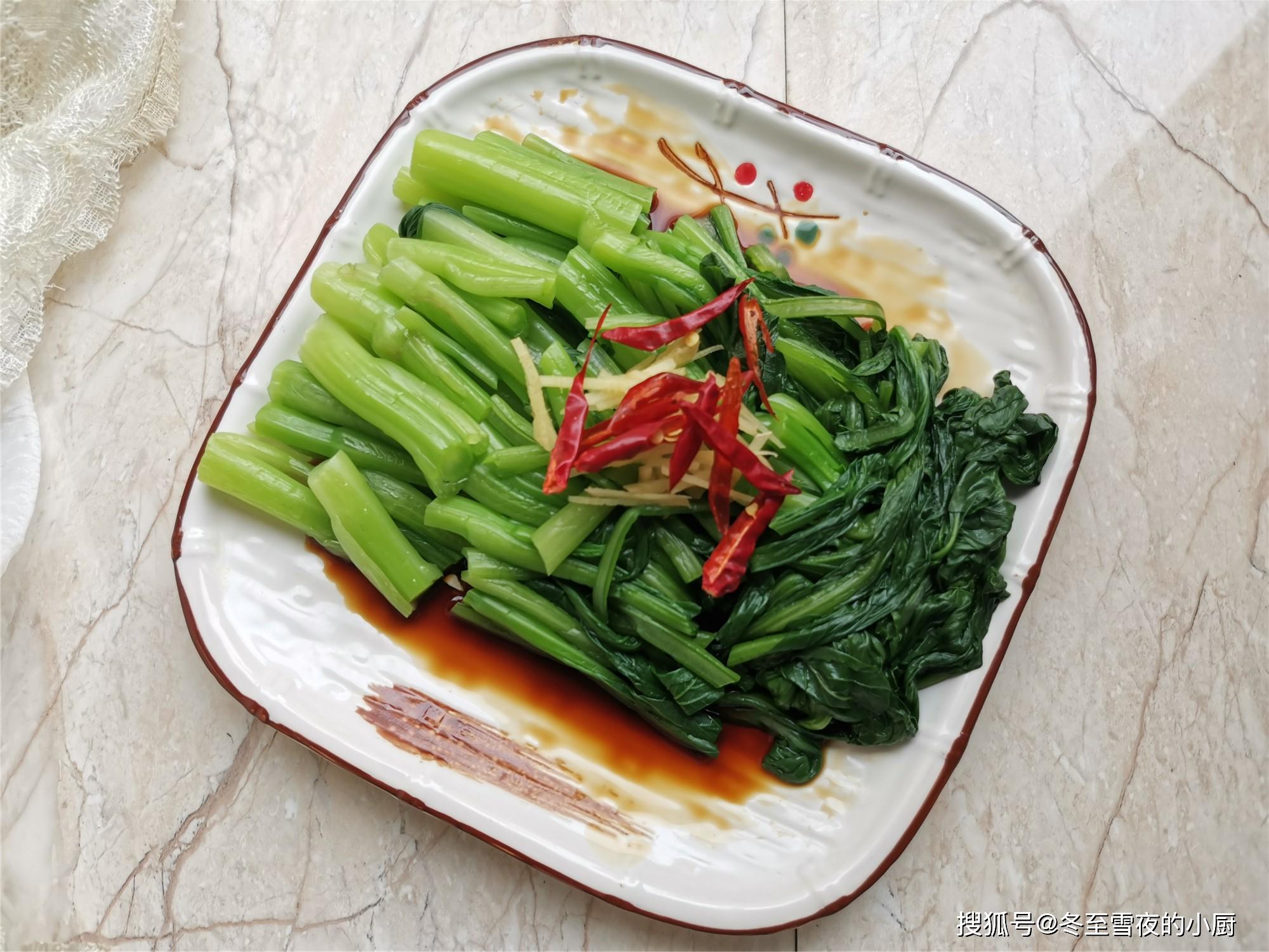 菜心别总是炒着吃这样做颜色翠绿脆嫩可口适合夏季天热吃