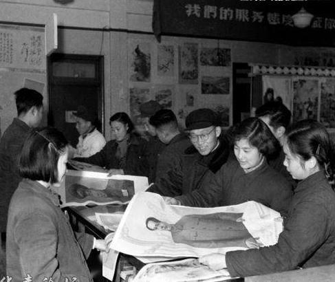 这组照片就大略反映了从1950年代中国乡村的年味变迁.