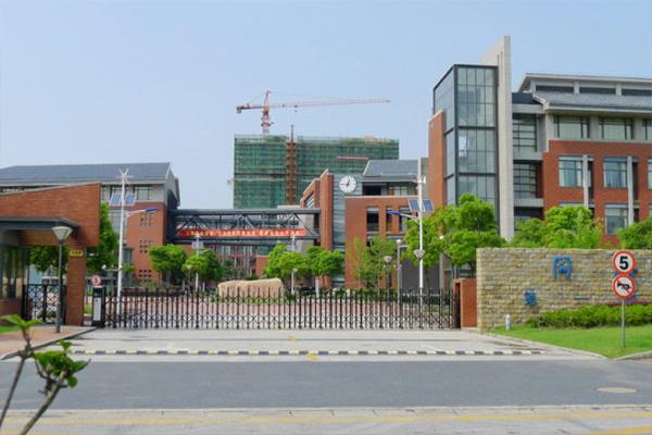 学校简介: 华中科技大学同济医学院附属中学,位于同济医学院内部的