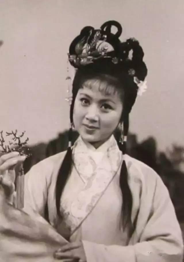 风致的长卷画俩人站在一起一个温婉和顺一个相貌堂堂马兰版的殷温娇