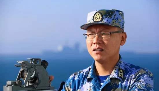 如今辽宁舰已经卸任舰长调派担任海军某作战分队司令员,于17年军衔升