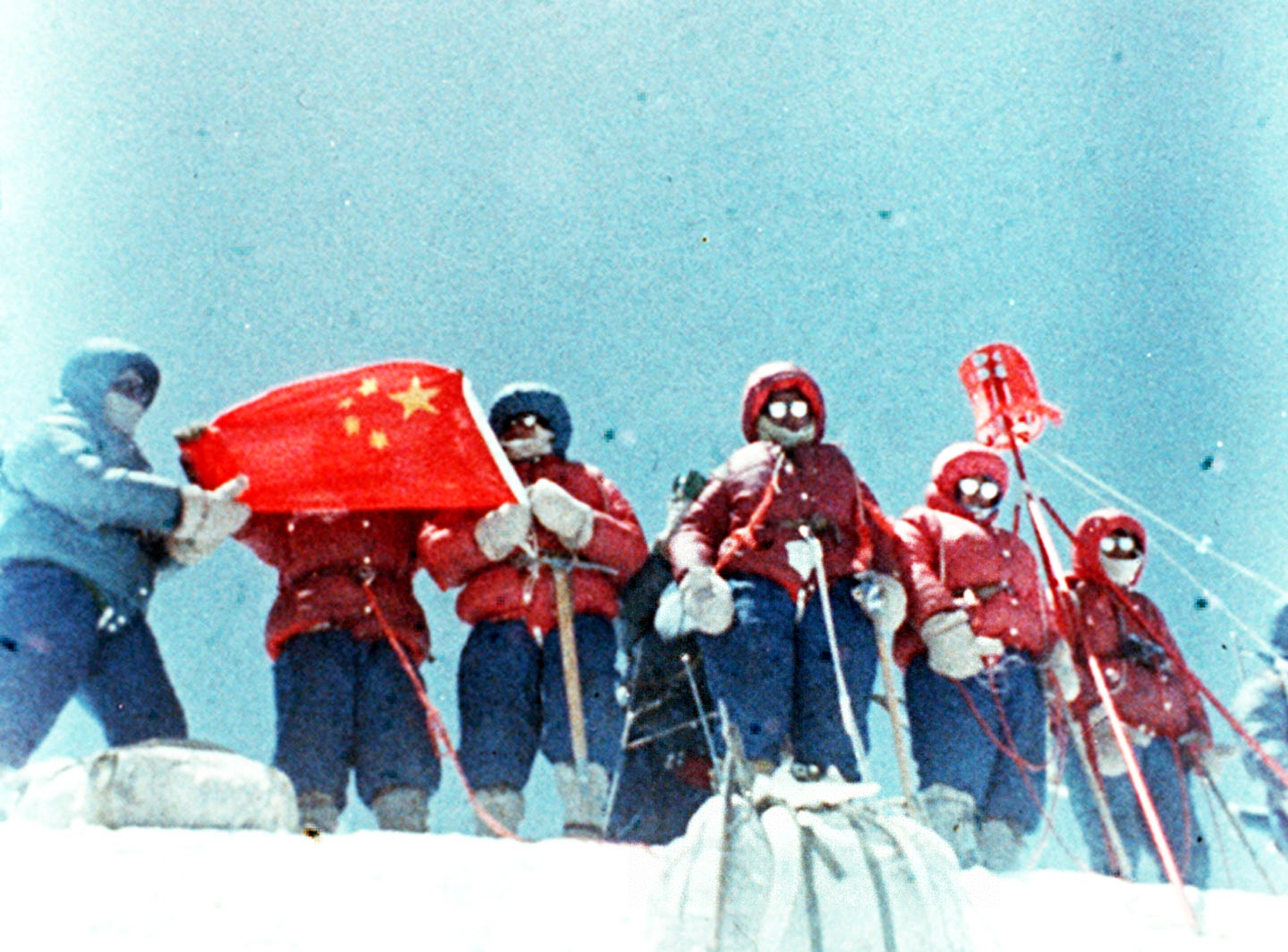 这是2008年5月8日,北京奥运圣火珠峰传递登山队成功登顶珠峰,中国登山