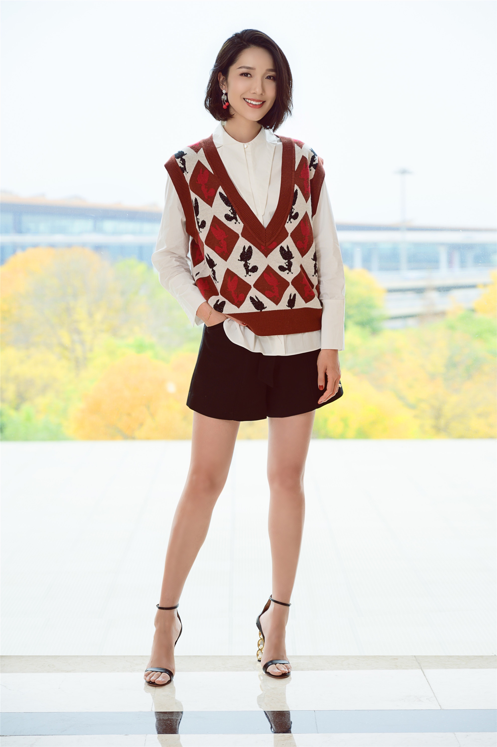 王祖蓝娇妻李亚男晒近照穿方领连衣裙秀事业线女儿五官像爸爸