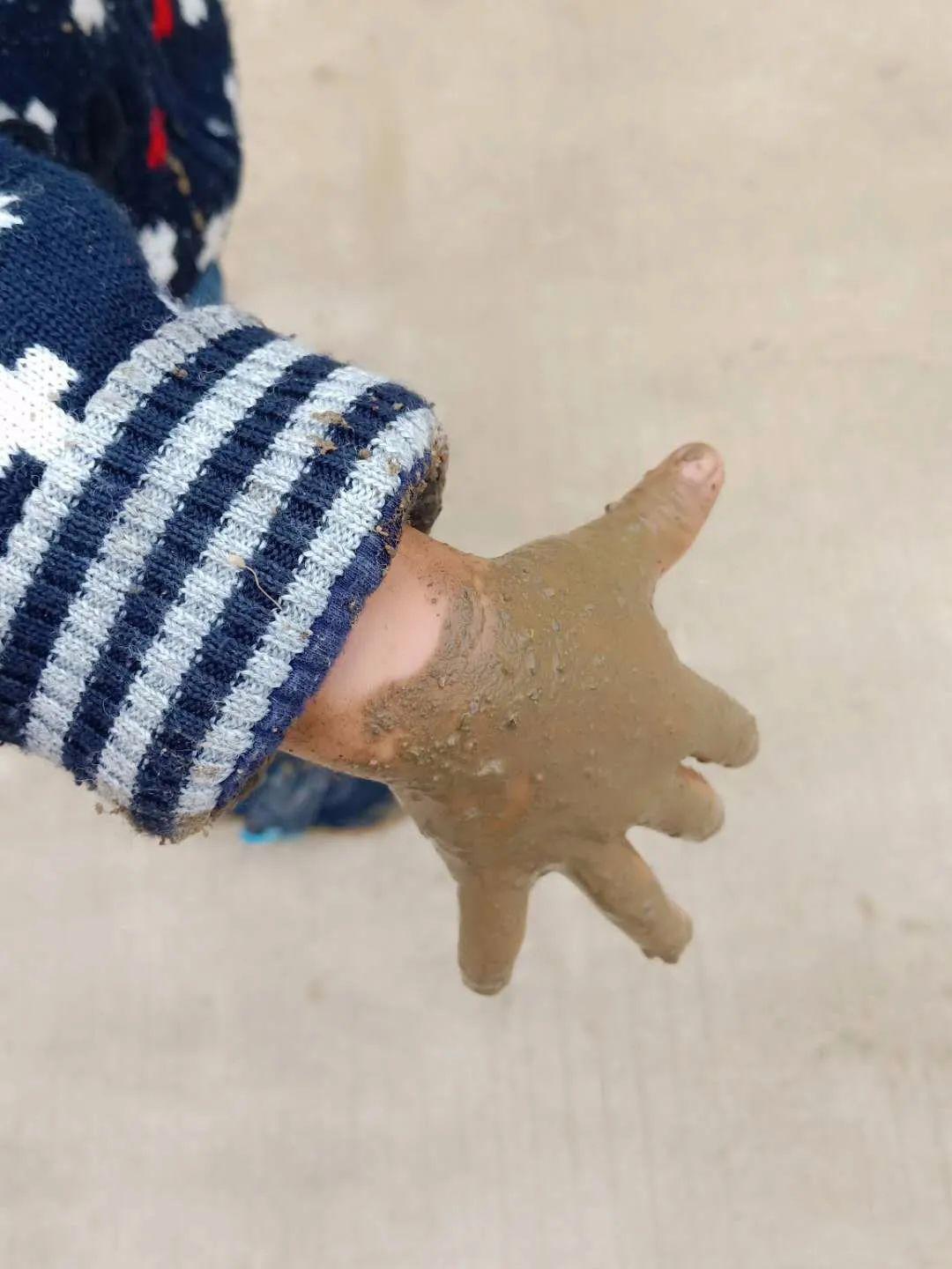 和儿子一起玩泥巴