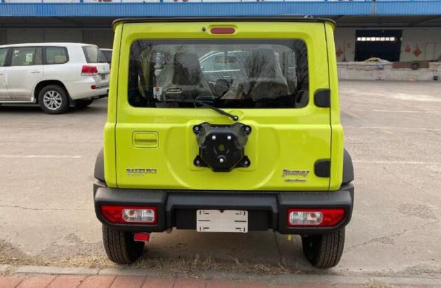 实拍铃木吉姆尼库存车低配版居多落地价基本与哈弗h9看齐