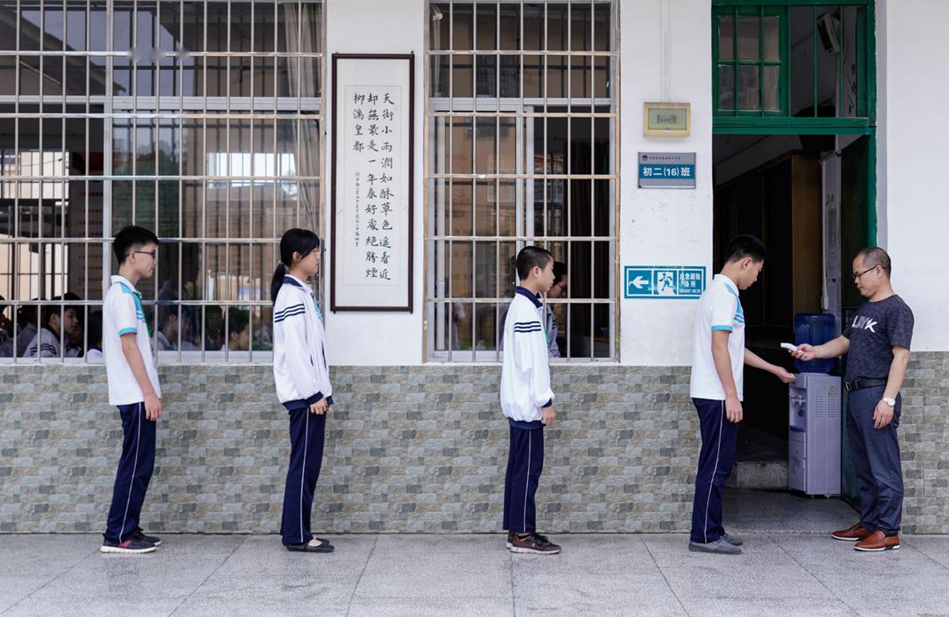 龙南二中有序入学复课同学们在老师和工作人员的指引下龙南多所学校就