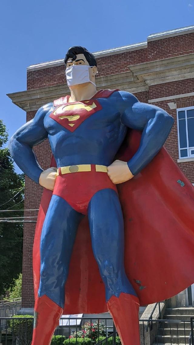 美国伊利诺伊州工人竟给"大超"也戴上了口罩_超人