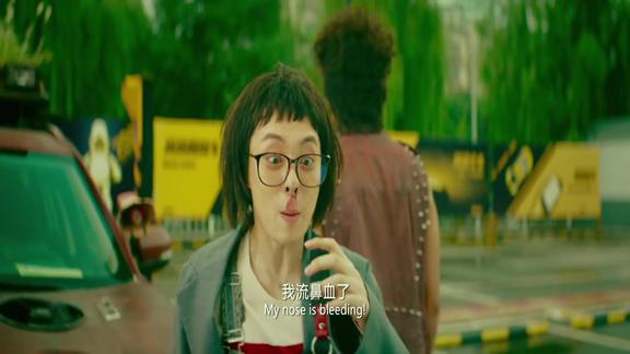 恶棍天使查小刀被喂完狗粮后过马路又被车撞霉运附体啊