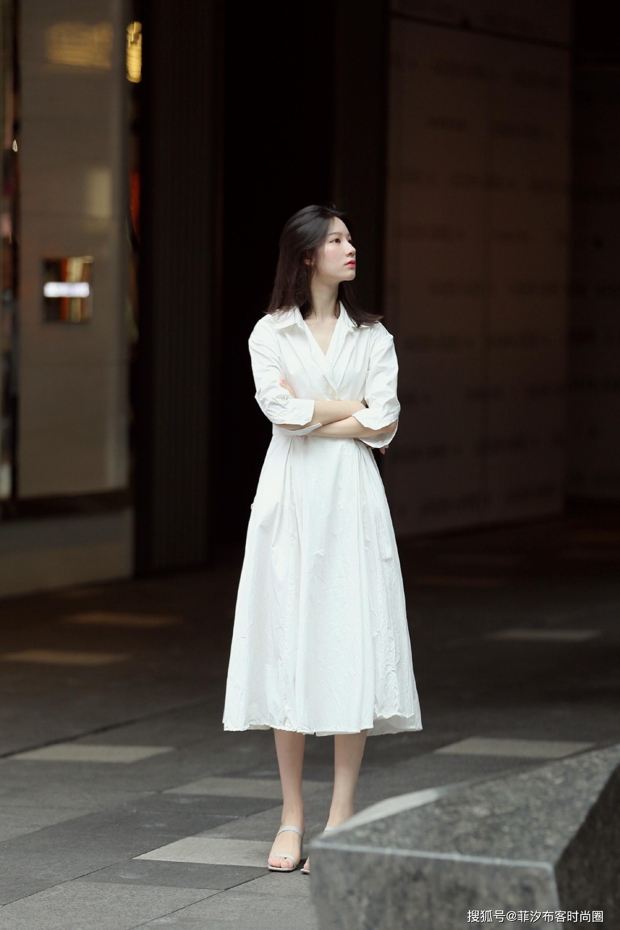 白色长裙仙飘飘的,清丽脱俗的气质,怎能让人不爱