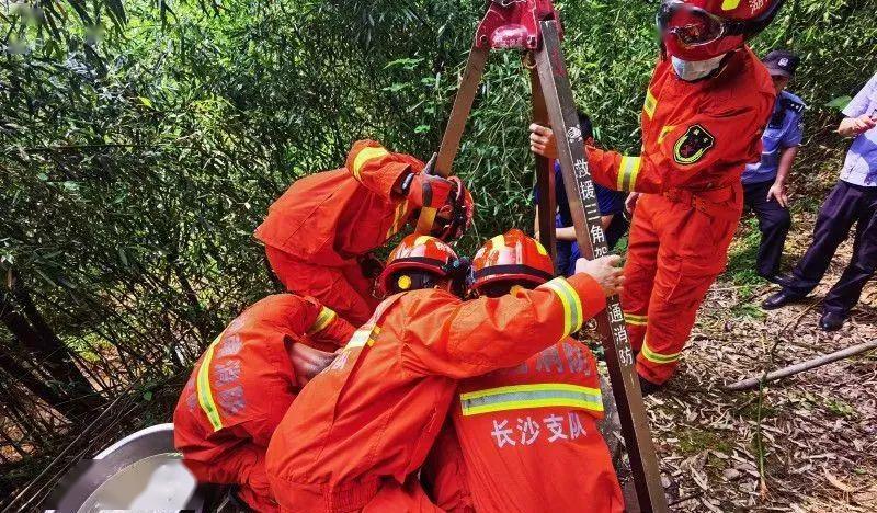 紧急救援!湖南一男子喝醉后,竟掉入一所小学附近的一口深井里!