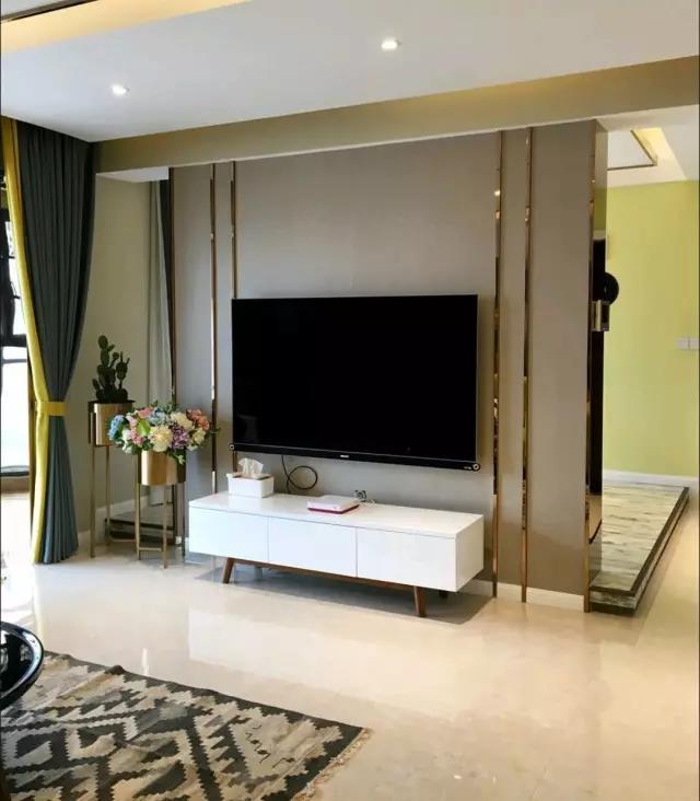 但是这种效果比较考验墙面平整度,如果涂料师傅手艺不佳,侧面金属条