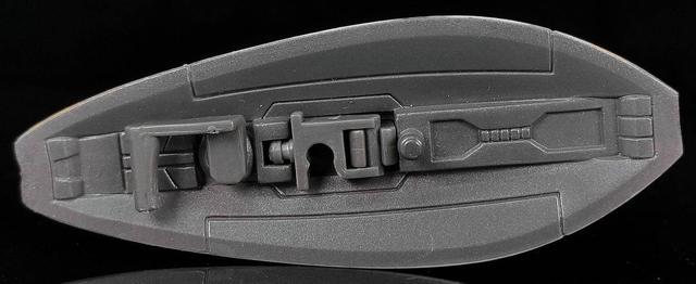 背后视角通过背面固定式的插销与握把可进行盾牌手持.