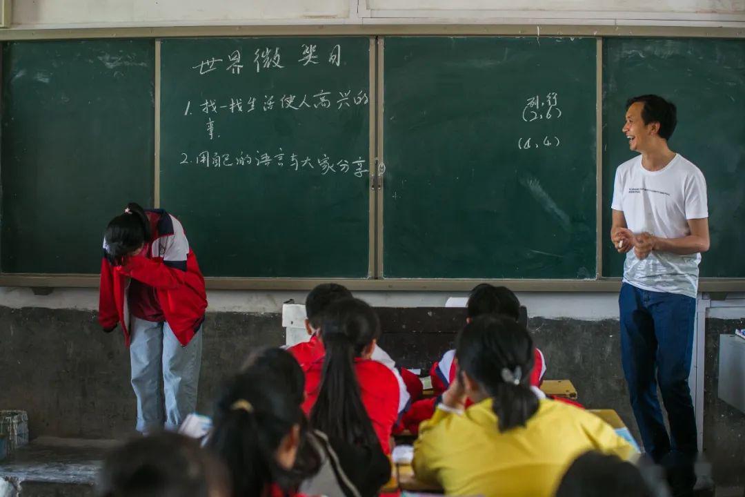 七年级学生正在开展世界微笑日主题班会在大方县凤山乡凤山中学5月8日