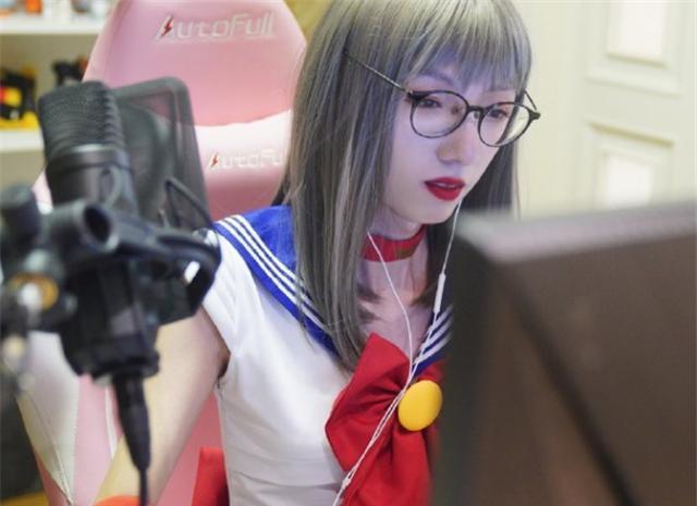 姿态就成为一位很爱整活的主播,此前他就在直播中女装,至今仍然是许多