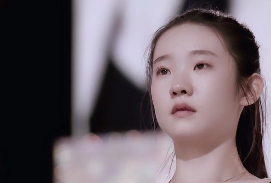 《创3》最怂选手张艺凡,本以为她是个青铜,其实是个王者