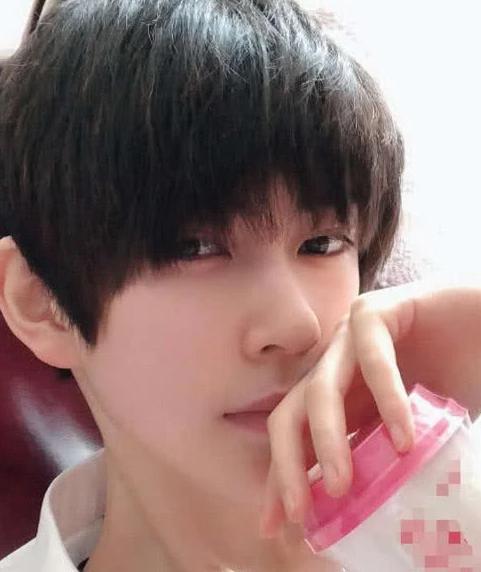 原创熊祁男装引无数迷妹沉陷,罕见女装照曝光后,又有人哭着要娶她