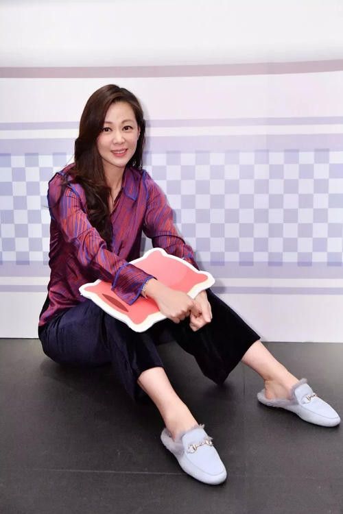 原创王馨平的街拍素颜照曝光腰间赘肉拉低女神形象气质是不如从前