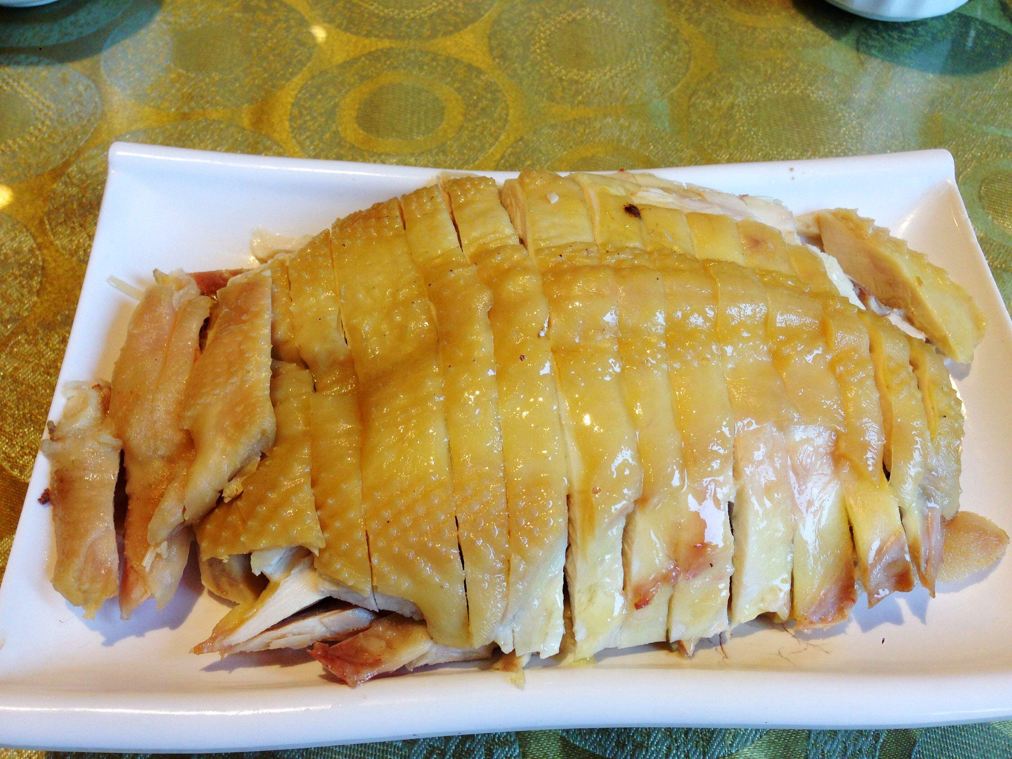 以鸡为主料,颜色十分诱人,以其色泽鲜黄,咸香嫩脆,略透荷香,虽看起来