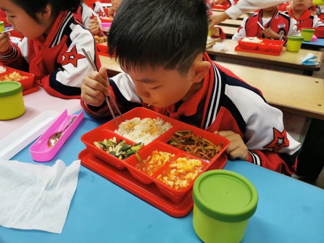 围观学生在校的学习,吃饭和活动_防疫