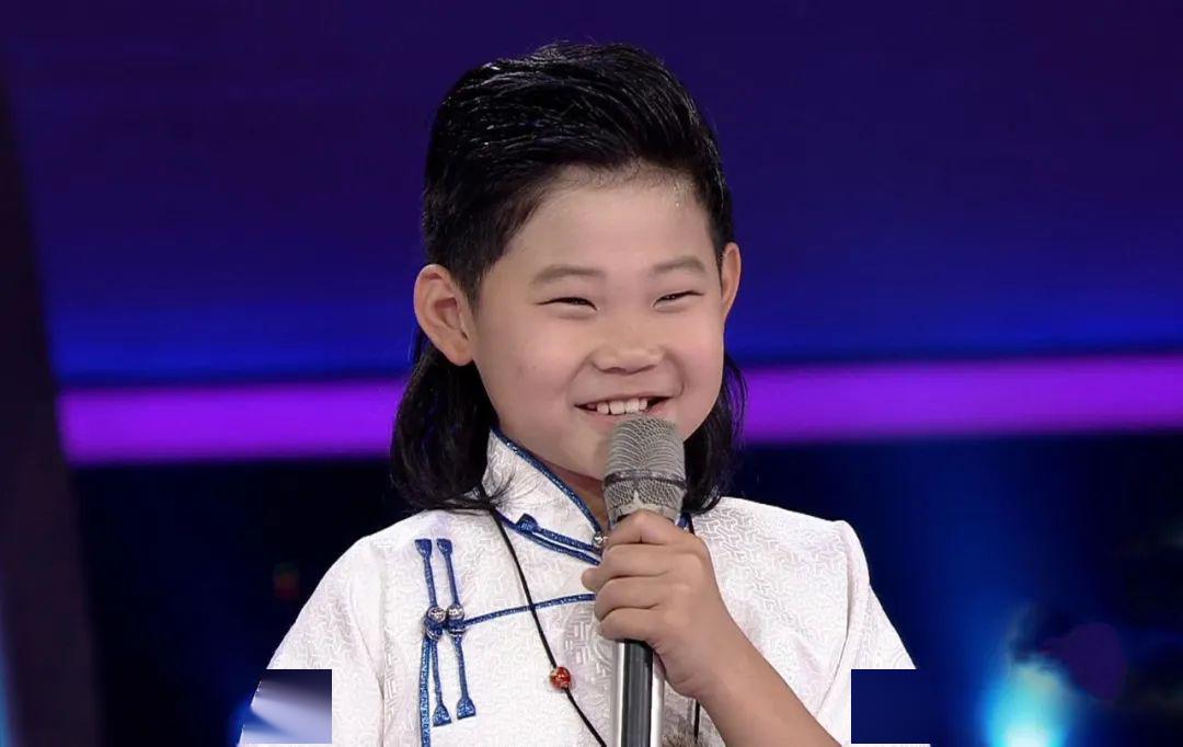 并且主动和小不点合唱一曲《我的蒙古马》,让在场嘉宾连连叫好