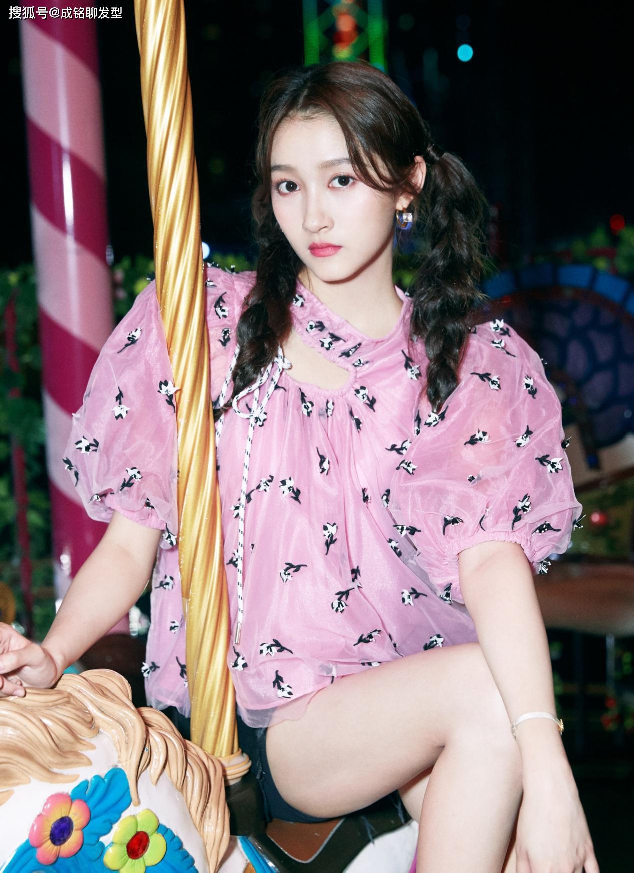 关晓彤真敢穿金色刺绣宫廷裙装被长腿抢镜气质清秀宛若公主