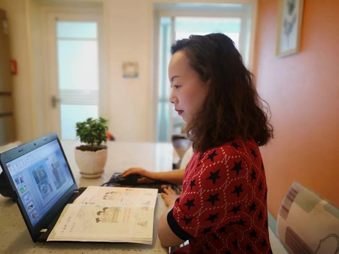 李芳老师重点指导了董梦娜老师的《道德与法治》课.