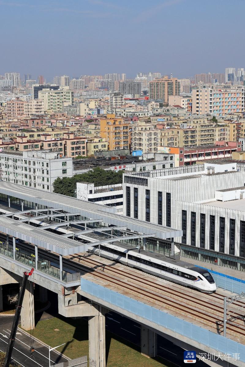 深圳宝安福海街道,穗莞深城际铁路,一列crh6型城际动车组开出福海西站