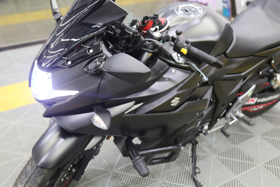 雷厉风行机车风采铃木gsx250r摩托车济南欧瑟全车改色陶瓷黑