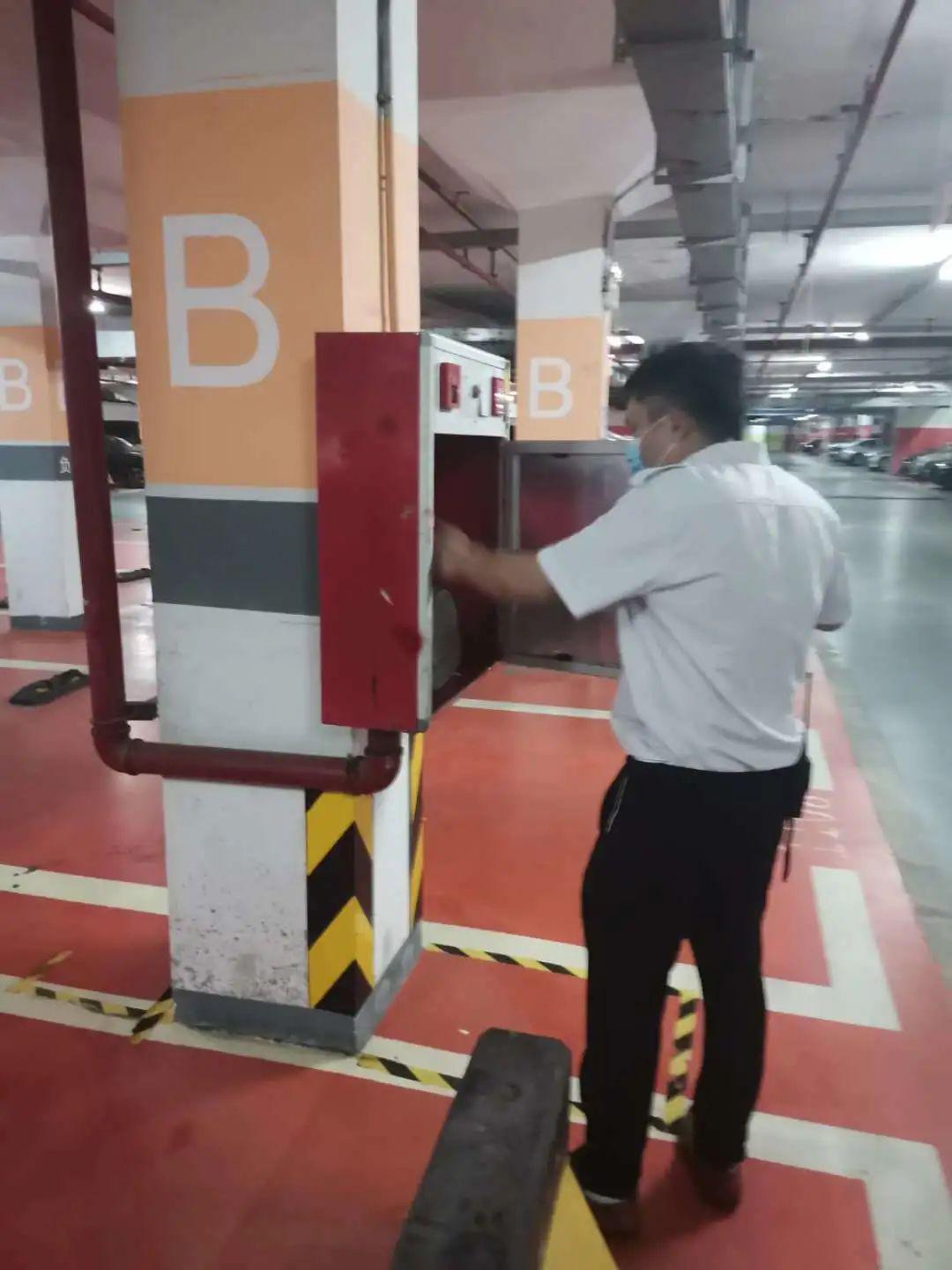 检查车库消防栓 整理外围石墩佛奥湾会所会所电影院沙发做保养清理