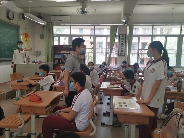 广州市荔湾区文伟中学上午8点,广州市荔湾区文伟中学举行升旗仪式.