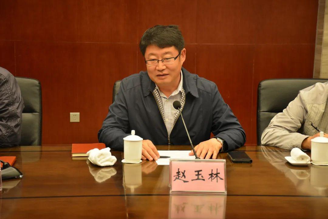 赵玉林与李明代表双方代表签订关于合作设立中国农业科学院郑州果树