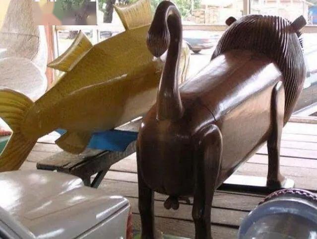 黑人抬棺丧事喜办的画风不仅体现在抬棺材也体现在棺材制作