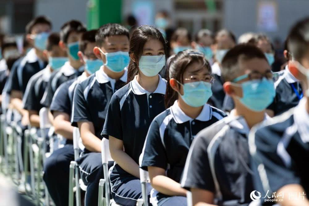 市海淀区的北京市十一学校龙樾实验中学,初三年级学生在参加开学第一