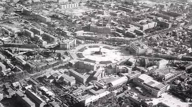 70年代的中山广场,照片上沈阳市工会附近的那一片日式平房还在,有点像