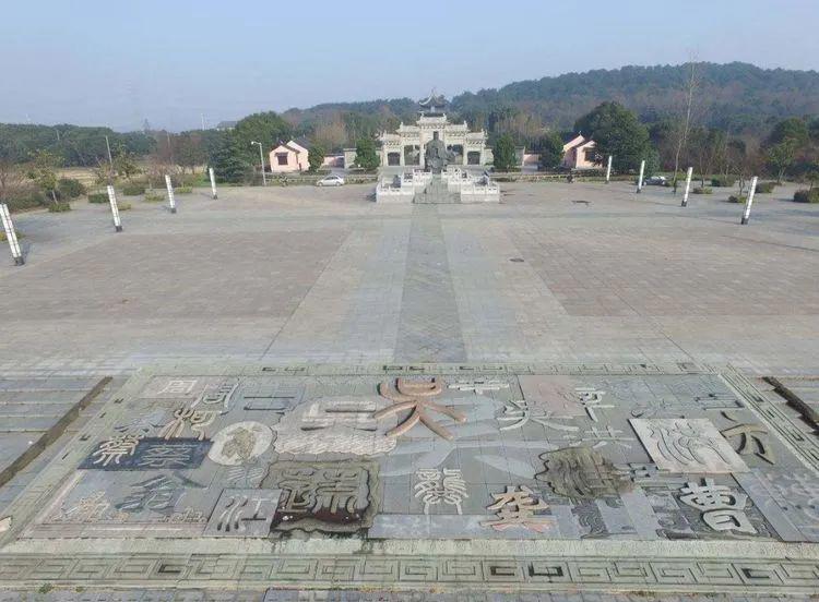 9,大石牌坊前可规划设计一个比较大的乡村文化活动广场.